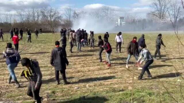 Mülteciler, Yunanistan'ın koyduğu engeli halatla yıkmaya çalıştı