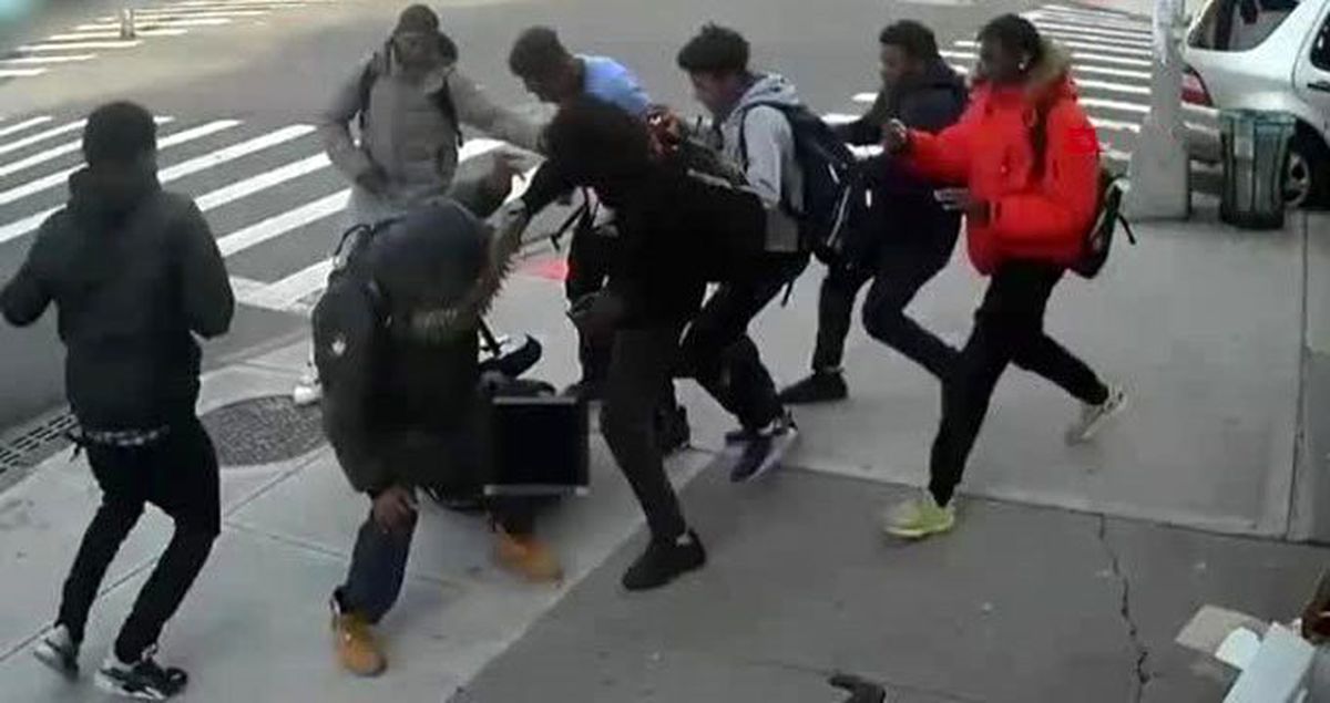 New York'ta 20 kişi, 15 yaşındaki genç kızı sokak ortasında öldüresiye dövdü