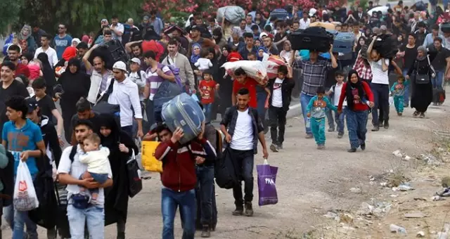 Son dakika: 143 binden fazla mülteci Türkiye'den ayrılarak Yunanistan'a geçiş yaptı.