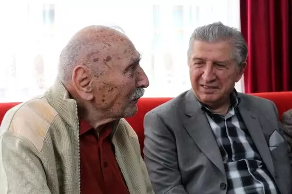 TBMM eski Başkanı Köksal Toptan'ın, 70 yıl sonra duygulandıran buluşması TBMM eski Başkanı Köksal Toptan'ın, 70 yıl sonra duygulandıran buluşması
