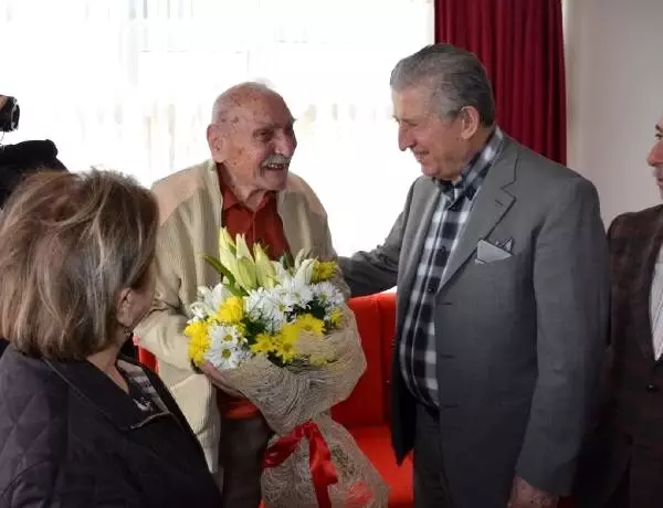 TBMM eski Başkanı Köksal Toptan'ın, 70 yıl sonra duygulandıran buluşması TBMM eski Başkanı Köksal Toptan'ın, 70 yıl sonra duygulandıran buluşması