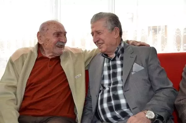 TBMM eski Başkanı Köksal Toptan'ın, 70 yıl sonra duygulandıran buluşması TBMM eski Başkanı Köksal Toptan'ın, 70 yıl sonra duygulandıran buluşması