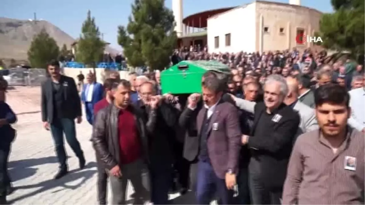 Bakan Soylu, husumetli aileleri barıştırmak isterken hayatını kaybeden Ferit Özdemir'in cenazesine...