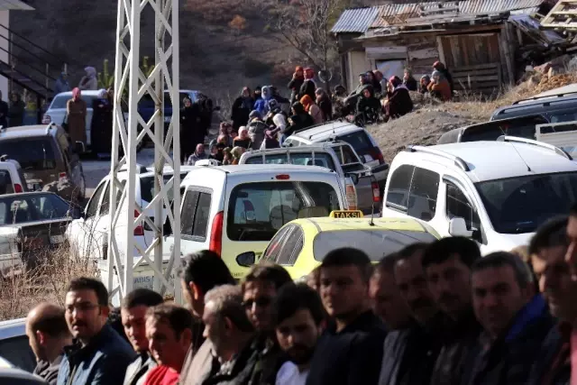 Balık havuzuna düşerek boğulan minik Beren son yolculuğuna uğurlandı