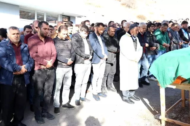 Balık havuzuna düşerek boğulan minik Beren son yolculuğuna uğurlandı