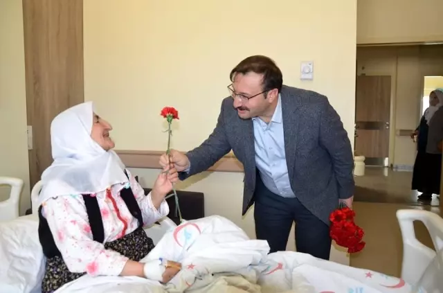 Başkan Doğan, hastane çalışanı kadınları ve hastaları ziyaret edip gül ve hediyeler verdi Başkan Doğan, hastane çalışanı kadınları ve hastaları ziyaret edip gül ve hediyeler verdi