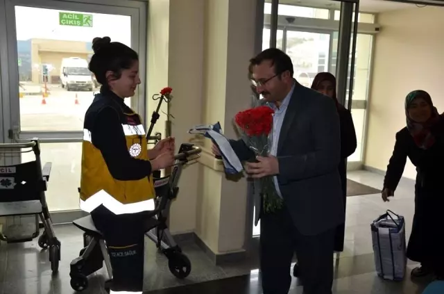 Başkan Doğan, hastane çalışanı kadınları ve hastaları ziyaret edip gül ve hediyeler verdi Başkan Doğan, hastane çalışanı kadınları ve hastaları ziyaret edip gül ve hediyeler verdi