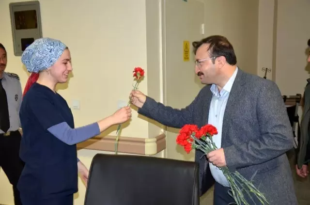 Başkan Doğan, hastane çalışanı kadınları ve hastaları ziyaret edip gül ve hediyeler verdi Başkan Doğan, hastane çalışanı kadınları ve hastaları ziyaret edip gül ve hediyeler verdi