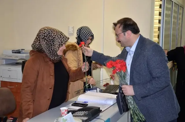 Başkan Doğan, hastane çalışanı kadınları ve hastaları ziyaret edip gül ve hediyeler verdi Başkan Doğan, hastane çalışanı kadınları ve hastaları ziyaret edip gül ve hediyeler verdi
