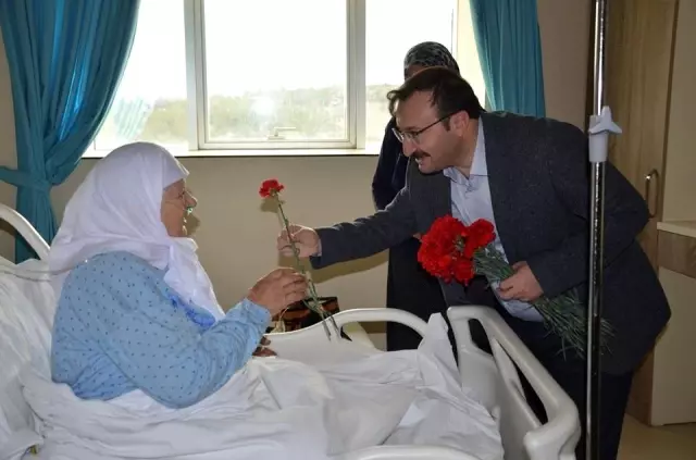 Başkan Doğan, hastane çalışanı kadınları ve hastaları ziyaret edip gül ve hediyeler verdi Başkan Doğan, hastane çalışanı kadınları ve hastaları ziyaret edip gül ve hediyeler verdi
