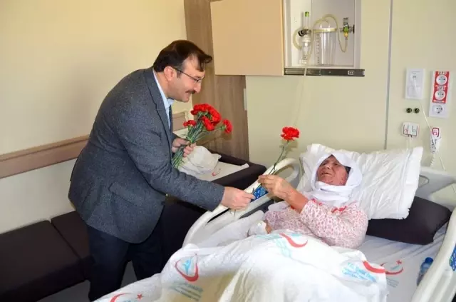 Başkan Doğan, hastane çalışanı kadınları ve hastaları ziyaret edip gül ve hediyeler verdi Başkan Doğan, hastane çalışanı kadınları ve hastaları ziyaret edip gül ve hediyeler verdi