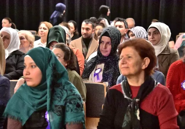 Beylikdüzü'nde 8 Mart Dünya Emekçi Kadınlar Günü söyleşisine yoğun ilgi Beylikdüzü'nde 8 Mart Dünya Emekçi Kadınlar Günü söyleşisine yoğun ilgi