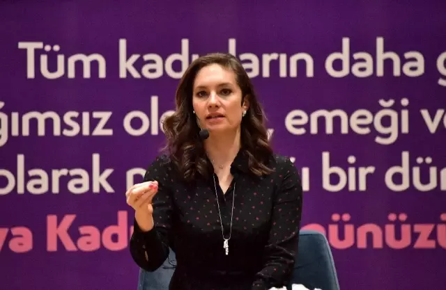 Beylikdüzü'nde 8 Mart Dünya Emekçi Kadınlar Günü söyleşisine yoğun ilgi Beylikdüzü'nde 8 Mart Dünya Emekçi Kadınlar Günü söyleşisine yoğun ilgi