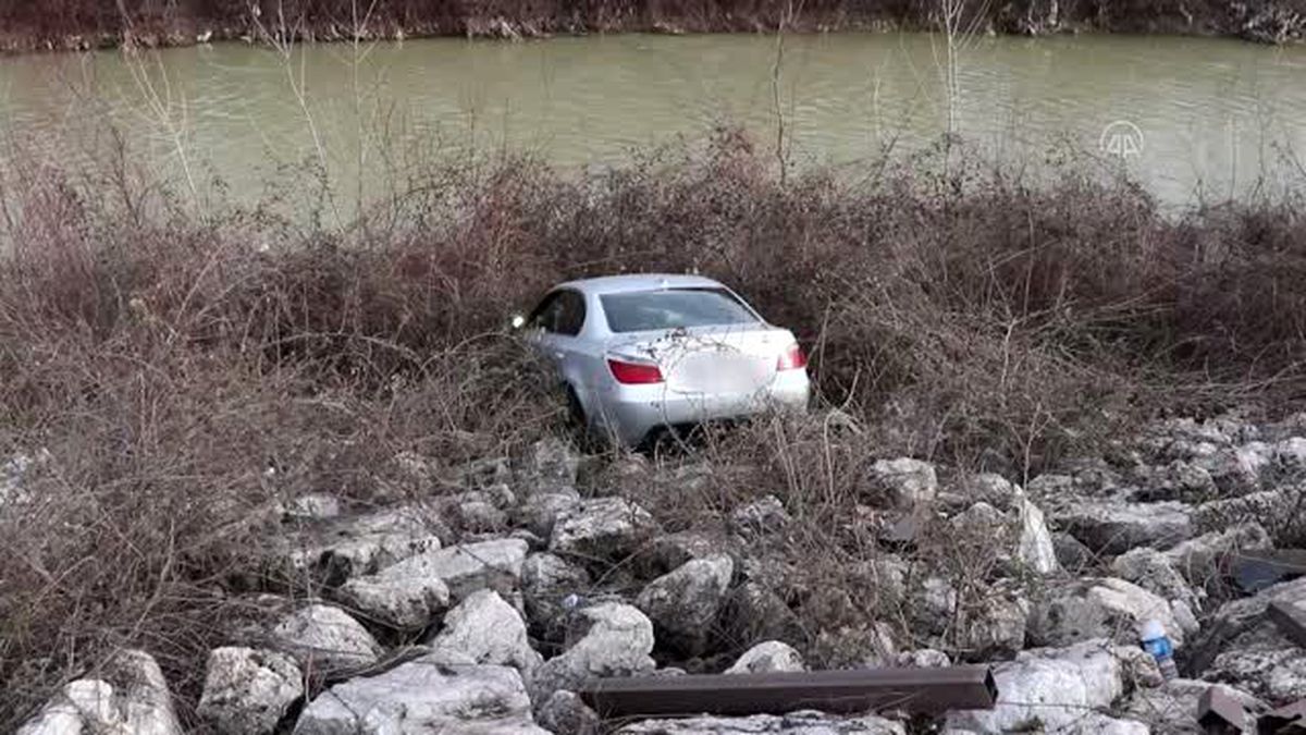 Karabük'te yoldan çıkan araç, çalılıklar sayesinde dereye düşmekten kurtuldu