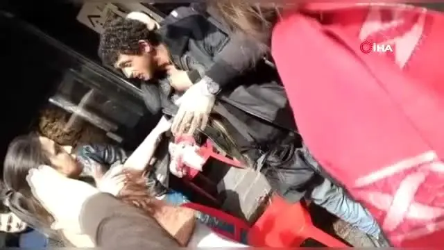 Dönerci küfür ettiğini iddia ettiği yabancı uyruklu şahsı elinden bıçakladı Dönerci küfür ettiğini iddia ettiği yabancı uyruklu şahsı elinden bıçakladı