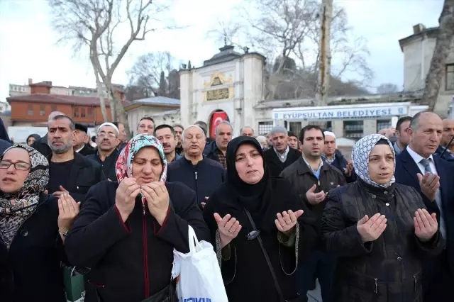 Eyüp Sultan Camisi'nde şehitler için dua okundu Eyüp Sultan Camisi'nde şehitler için dua okundu