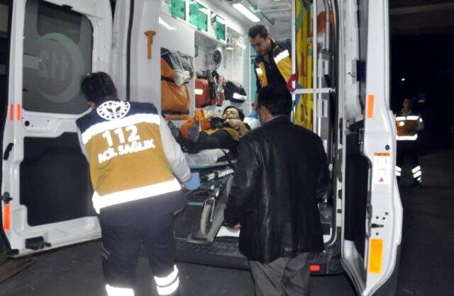 Genç kadın, boşandığı eşinin sevgilisini bıçaklayarak ağır yaraladı