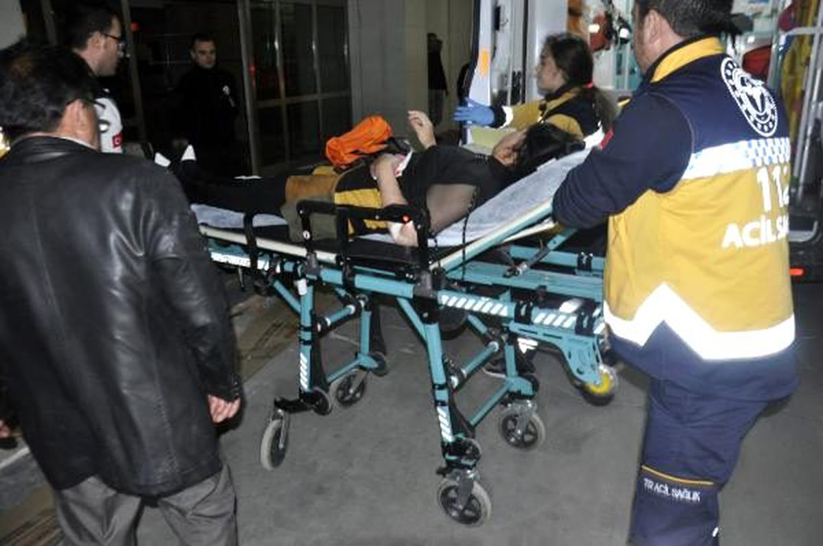Genç kadın, boşandığı eşinin sevgilisini bıçaklayarak ağır yaraladı