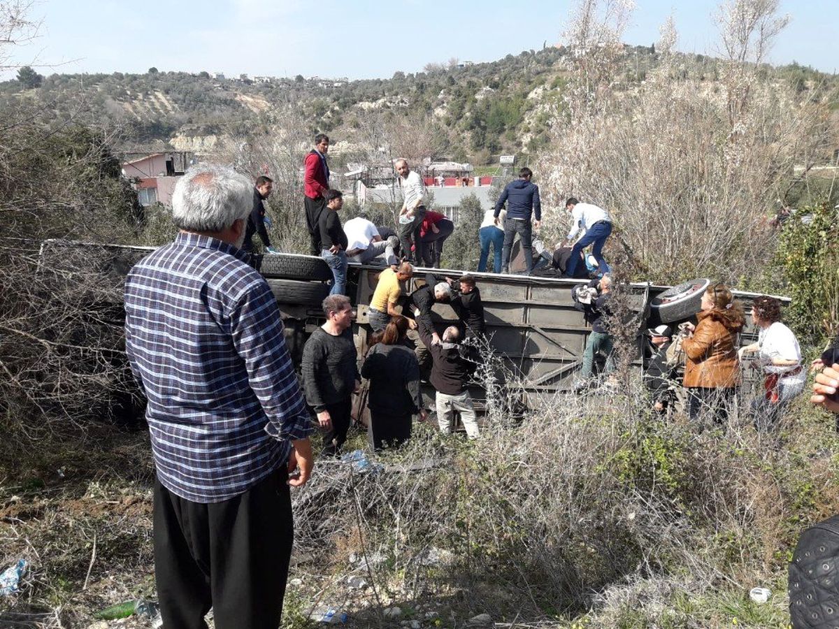 Geziden dönen otobüs şarampole yuvarlandı: 2'si ağır 32 kişi yaralandı