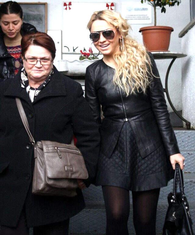 Hadise, koronavirüs korkusu nedeniyle aile ziyaretini erteledi