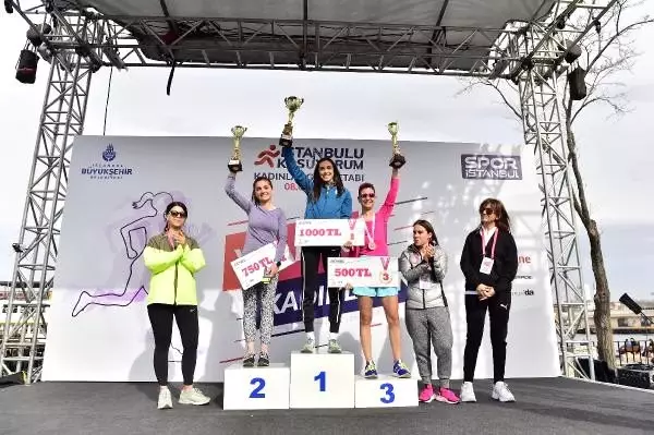 İstanbullu kadınlar Dünya Kadınlar Günü için 10 km koştu İstanbullu kadınlar Dünya Kadınlar Günü için 10 km koştu