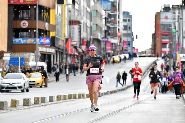 İstanbullu kadınlar Dünya Kadınlar Günü için 10 km koştu İstanbullu kadınlar Dünya Kadınlar Günü için 10 km koştu