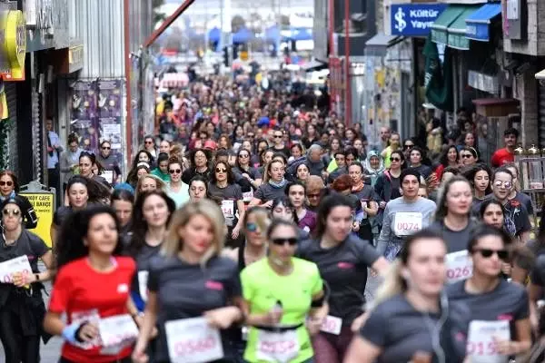İstanbullu kadınlar Dünya Kadınlar Günü için 10 km koştu İstanbullu kadınlar Dünya Kadınlar Günü için 10 km koştu