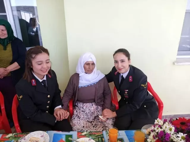 Jandarma'dan 107 yaşındaki nineye Kadınlar Günü sürprizi Jandarma'dan 107 yaşındaki nineye Kadınlar Günü sürprizi
