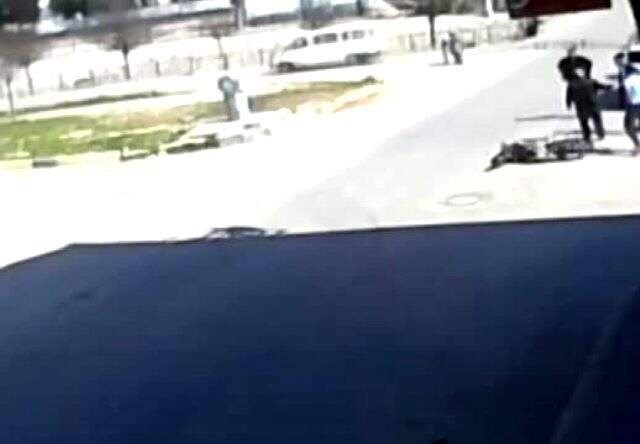 Kilis'te motosikletle otomobilin çarpıştığı kaza, güvenlik kameraları tarafından kaydedildi