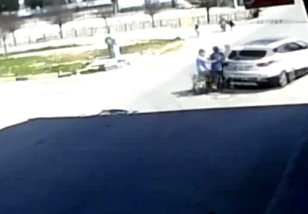 Kilis'te motosikletle otomobilin çarpıştığı kaza, güvenlik kameraları tarafından kaydedildi