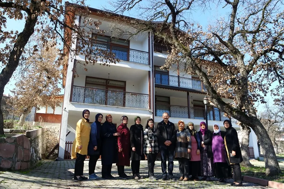 Kirada oturan belediye başkanı, lojmanını üretici kadınlara tahsis etti