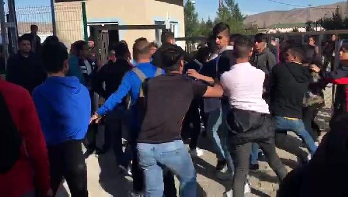Lise öğrencileri okul önünde tekme tokat birbirlerine girdi