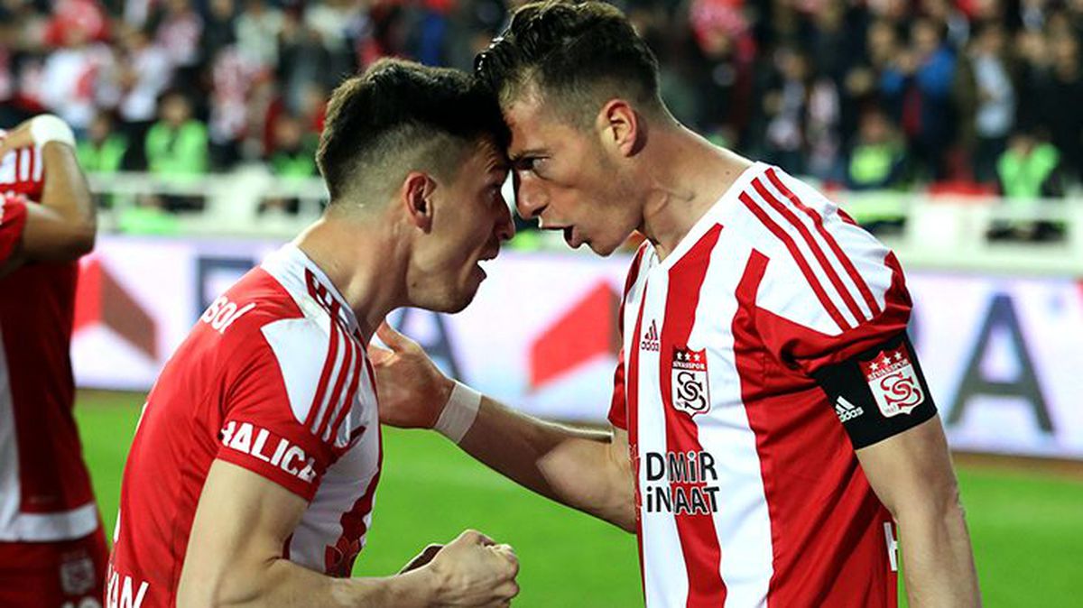 Mert Hakan'dan G.Saray açıklaması: Sivasspor'da oynuyorum, farklı düşüncem olur mu?