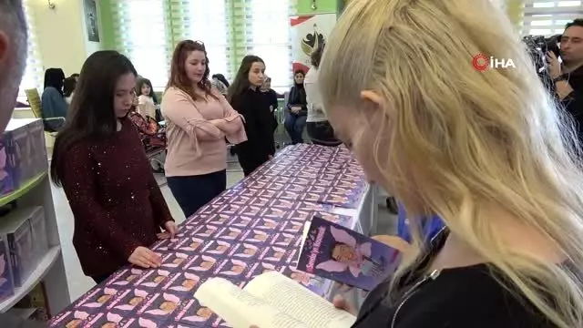 Şehit annesi Kadınlar Günü'nde kızının sevincine ortak oldu Şehit annesi Kadınlar Günü'nde kızının sevincine ortak oldu