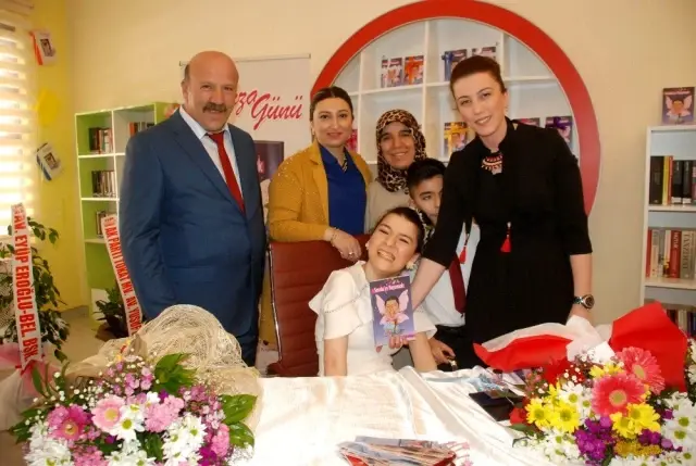 Şehit annesi Kadınlar Günü'nde kızının sevincine ortak oldu Şehit annesi Kadınlar Günü'nde kızının sevincine ortak oldu
