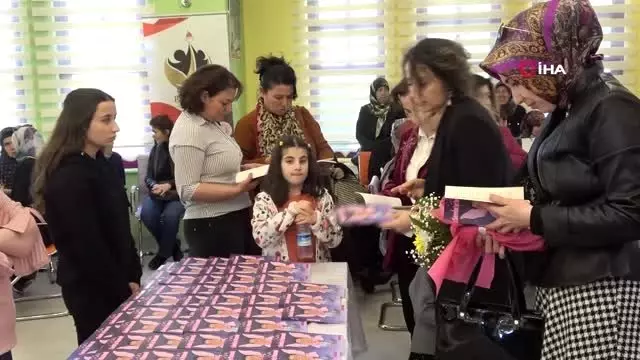 Şehit annesi Kadınlar Günü'nde kızının sevincine ortak oldu Şehit annesi Kadınlar Günü'nde kızının sevincine ortak oldu