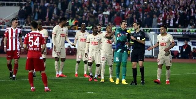 Sivasspor maçında verilen penaltı kararı, Galatasaraylıların tepkisini çekti