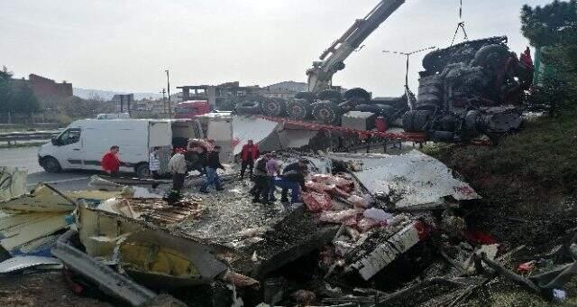 TEM'de devrilen tırdaki yüzlerce kiloluk et yola saçıldı: 2 yaralı.