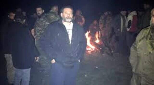 Türk bayrağını yırtan küstah Yunan vekil, göçmen yakalamak için sınıra indi