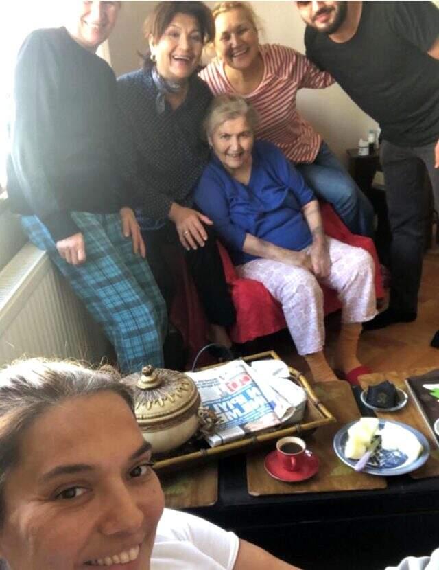 Ünlü şarkıcı Demet Akalın teyzesini kaybetti