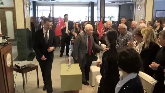 Vatan Partisi Genel Başkanı Perinçek, Balıkesir'de ilçe kurultayına katıldı Vatan Partisi Genel Başkanı Perinçek, Balıkesir'de ilçe kurultayına katıldı