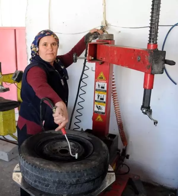 Yasemin usta, lastik tamir edip, balans ayarı yapıyor Yasemin usta, lastik tamir edip, balans ayarı yapıyor
