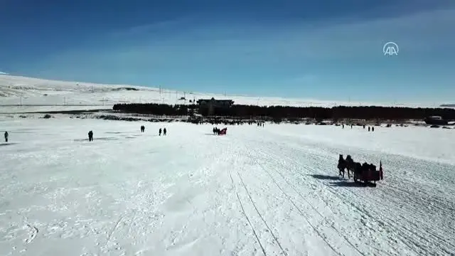 Yüzeyi buzla kaplanan Çıldır Gölü turistlerin vazgeçilmez adresi oldu