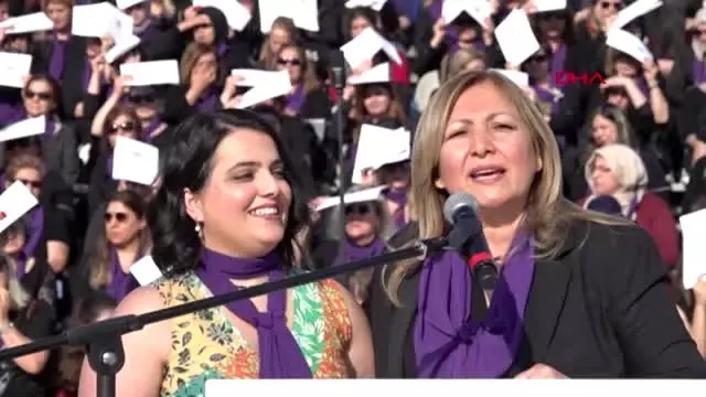 1000 kadın 'Biz buradayız' dedi 1000 kadın 'Biz buradayız' dedi
