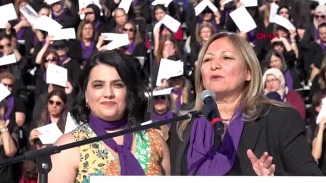 1000 kadın 'Biz buradayız' dedi 1000 kadın 'Biz buradayız' dedi