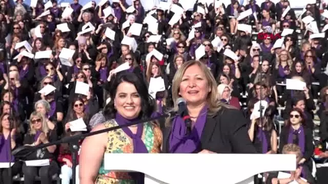 1000 kadın 'Biz buradayız' dedi 1000 kadın 'Biz buradayız' dedi