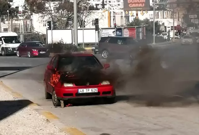 Bodrum'da otomobilde çıkan yangın söndürüldü