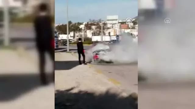 Bodrum'da otomobilde çıkan yangın söndürüldü Bodrum'da otomobilde çıkan yangın söndürüldü