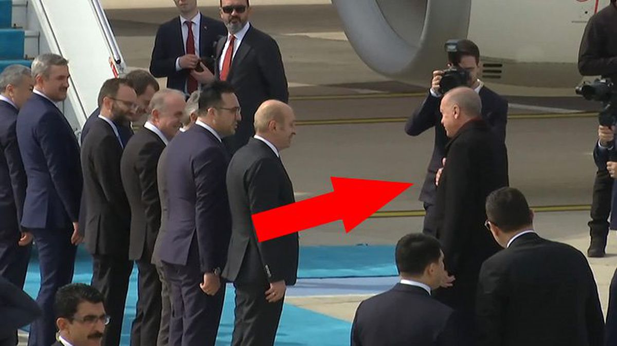 Cumhurbaşkanı Erdoğan, Brüksel uçağına binmeden önce koronavirüse karşı heyettekilerle tokalaşmadı