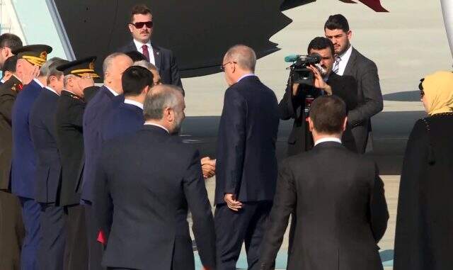 Cumhurbaşkanı Erdoğan, Brüksel'e için uçağa binmeden önce koronavirüse karşı heyettekilerle tokalaşmadı